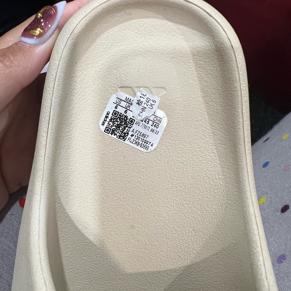 Yeezy Slides - Picture 3 of 10